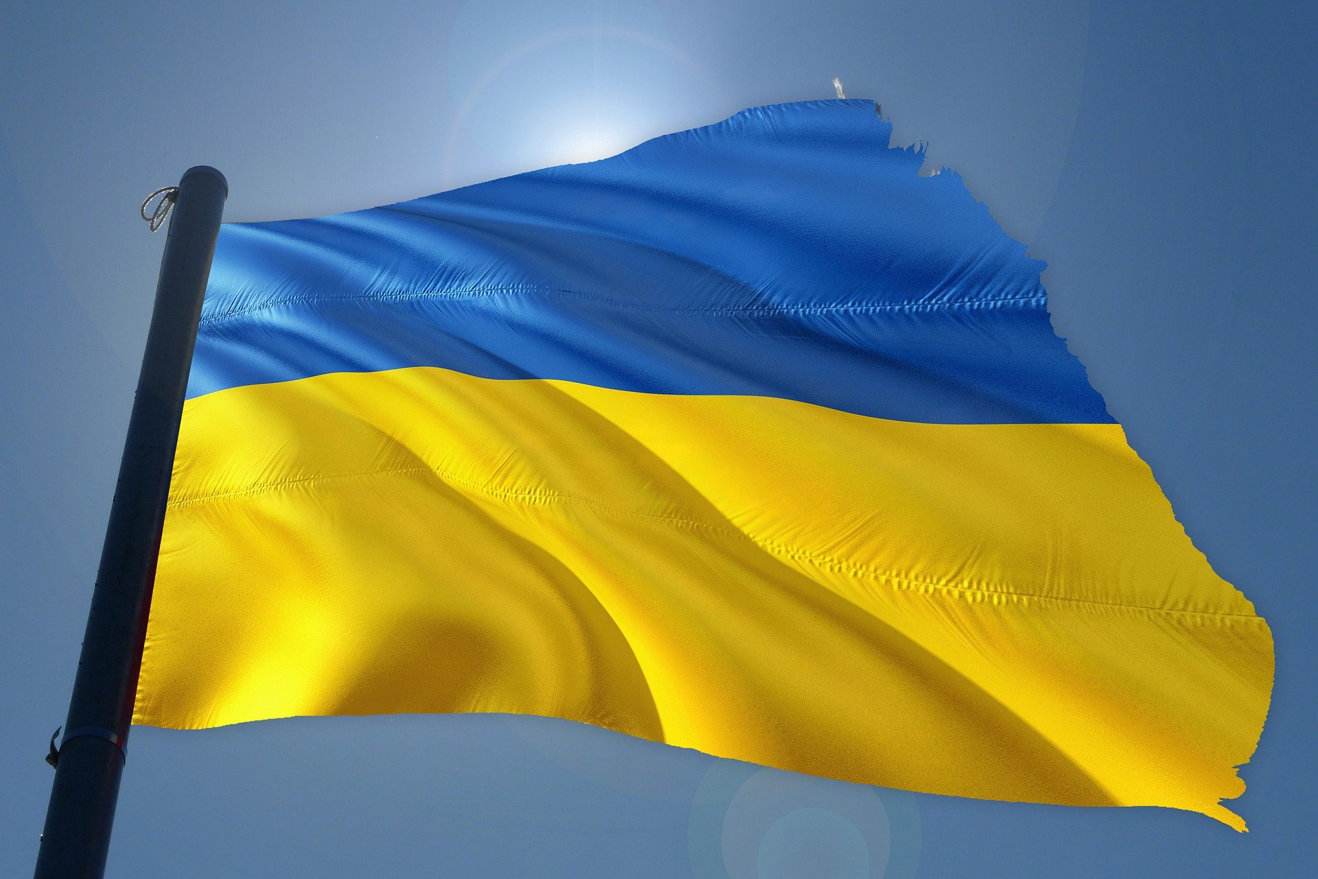 Bild abgerissene ukrainische Flagge