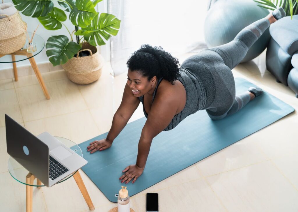 Junge kurvige Frau macht Pilates auf einer Matte